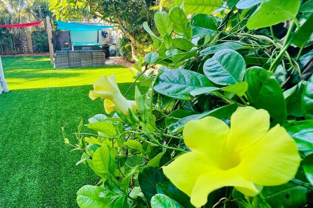 Luxury 2/2 Private Oasis W/Hot Tub Walk To Beach Кейп Канаверал Екстериор снимка