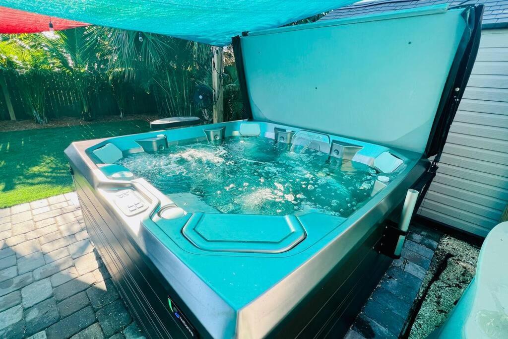 Luxury 2/2 Private Oasis W/Hot Tub Walk To Beach Кейп Канаверал Екстериор снимка