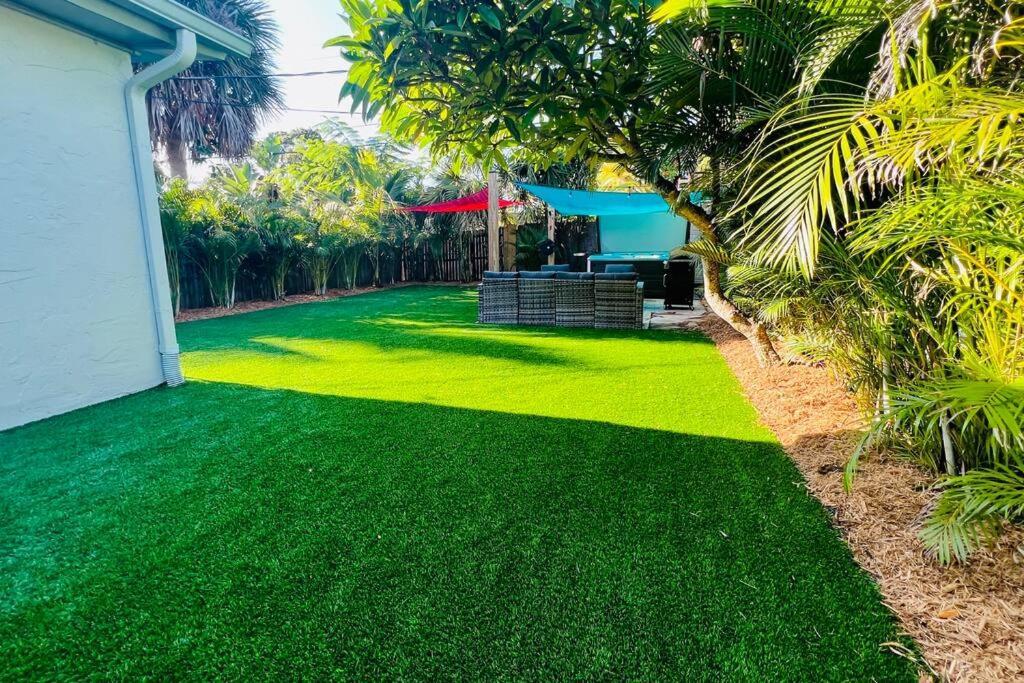 Luxury 2/2 Private Oasis W/Hot Tub Walk To Beach Кейп Канаверал Екстериор снимка