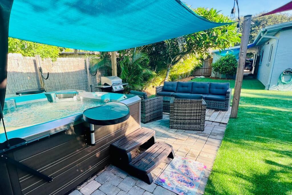 Luxury 2/2 Private Oasis W/Hot Tub Walk To Beach Кейп Канаверал Екстериор снимка
